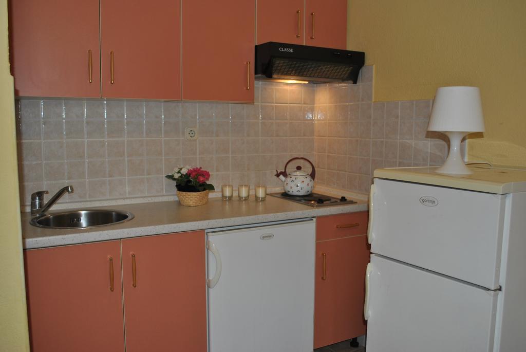 Apartment Mime Mimice